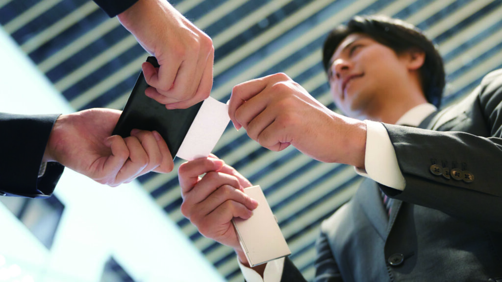 展示会での名刺交換のイメージ