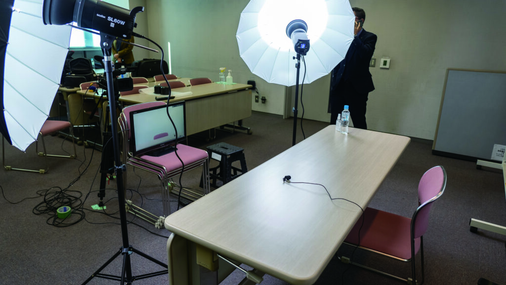 インタビュー撮影の準備している様子のイメージ画像