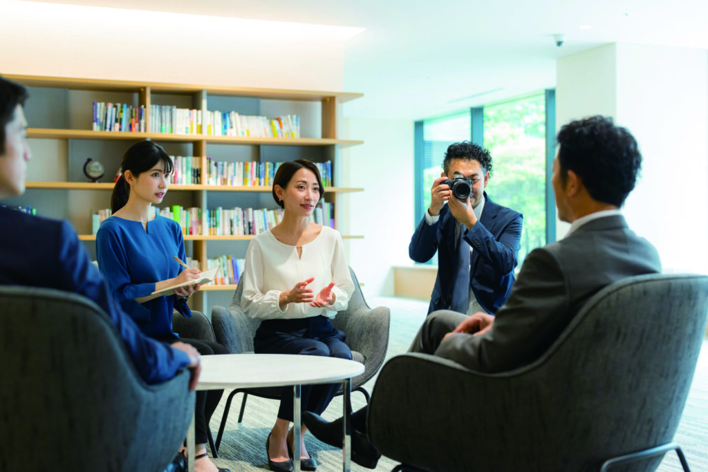 座談会を撮影しているイメージ画像
